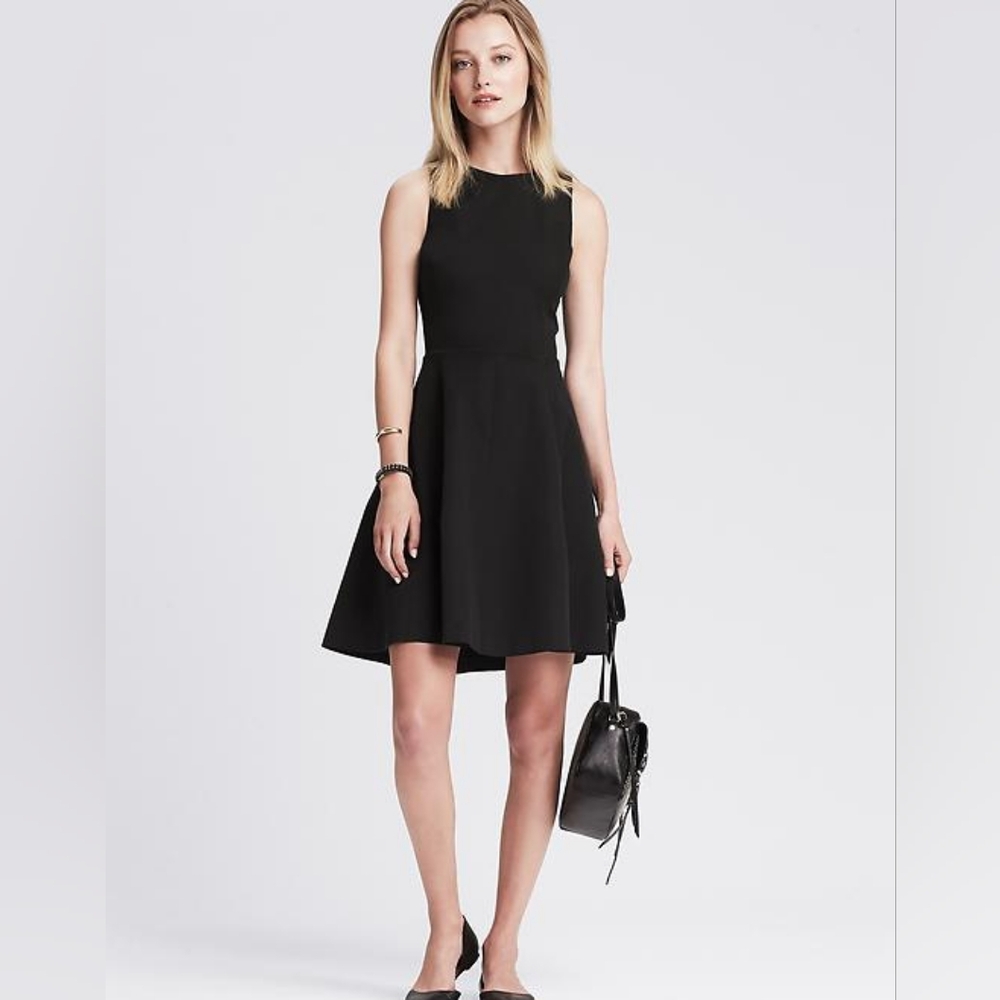 Stretch Raceback Fit and flare banana republic NWT Size 4 black